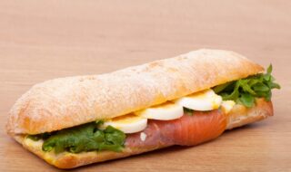 Ciabatta mit Lachs, Ei und Rucola Ciabatta mit Lachs, Ei und Rucola
