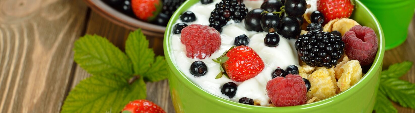 Cornflakes mit Beeren und Joghurt