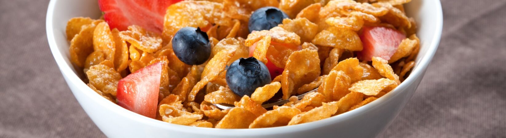 Cornflakes mit Erdbeeren und Blaubeeren