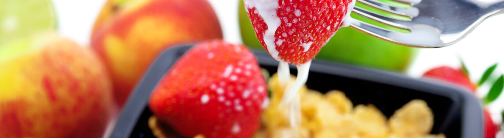 Cornflakes mit Erdbeeren, Apfel und Kiwi