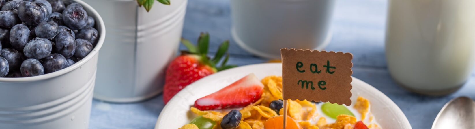 Cornflakes mit Erdbeeren, Blaubeeren und Weintrauben