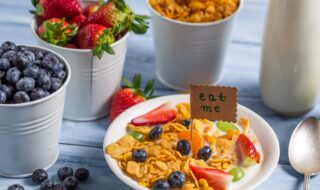 Cornflakes mit Erdbeeren, Blaubeeren und Weintrauben