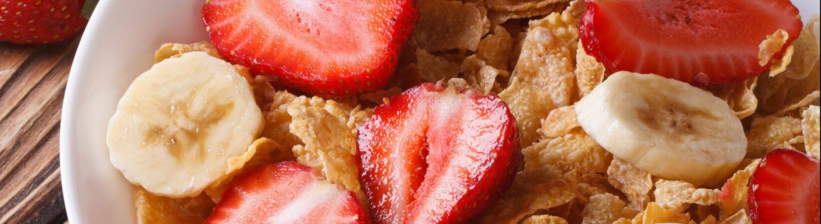 Cornflakes mit Erdbeeren und Banane