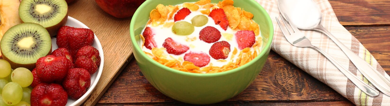 Cornflakes mit Erdbeeren, Weintrauben, Kiwi und Apfel