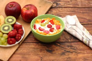 Cornflakes mit Erdbeeren, Weintrauben, Kiwi und Apfel