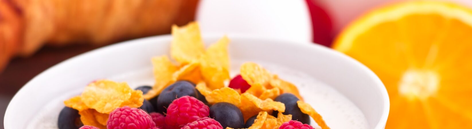 Cornflakes mit Himbeeren und Blaubeeren