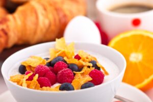 Cornflakes mit Himbeeren und Blaubeeren