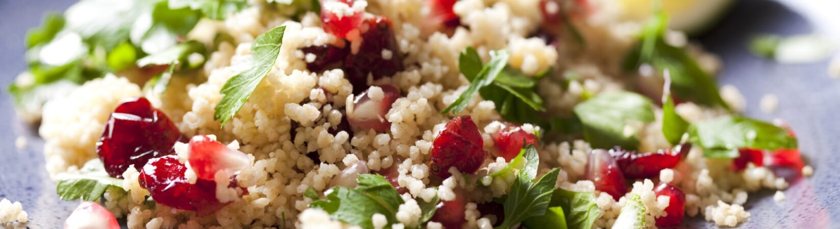 Couscous mit getrockneten Cranberries und Petersilie