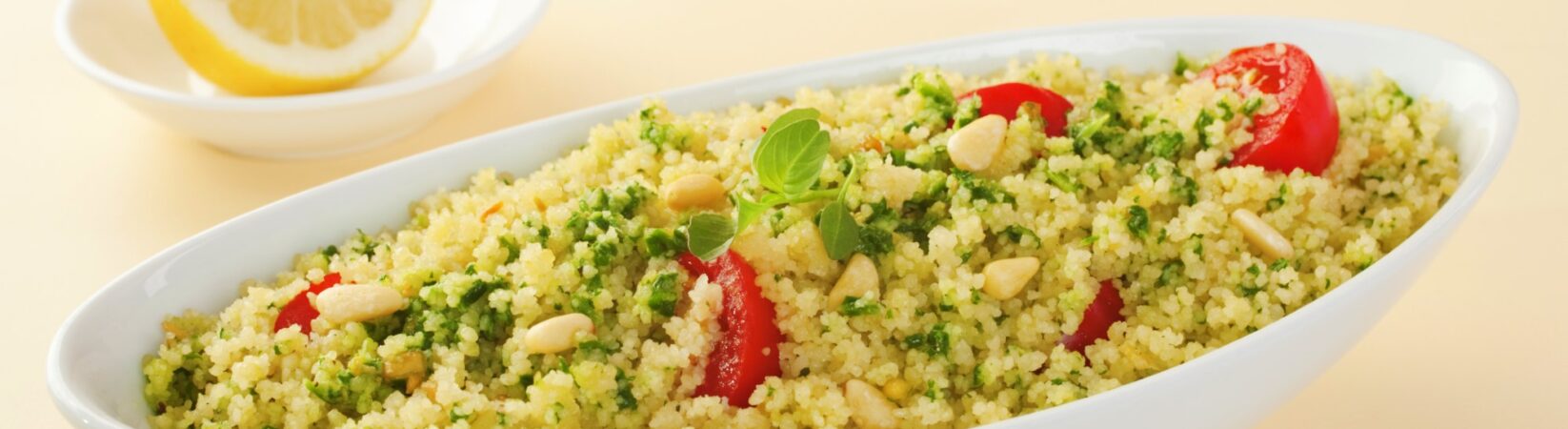 Couscous mit Spinatpesto, Tomaten und Pinienkernen