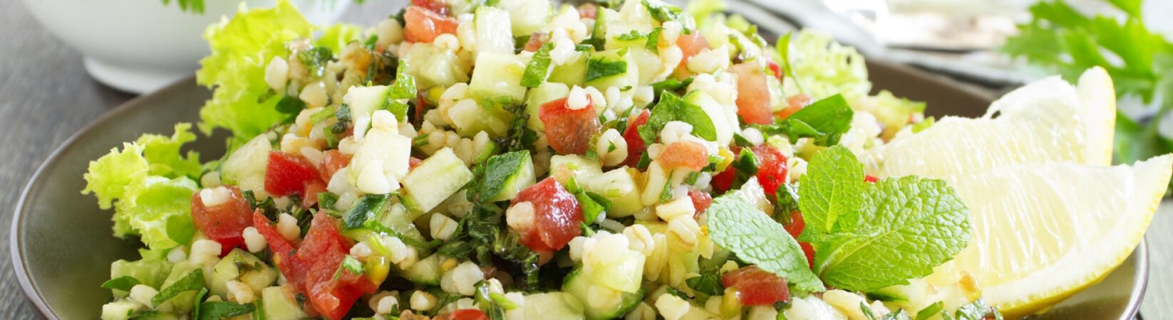 Couscous mit Tomaten, Gurke und Petersilie