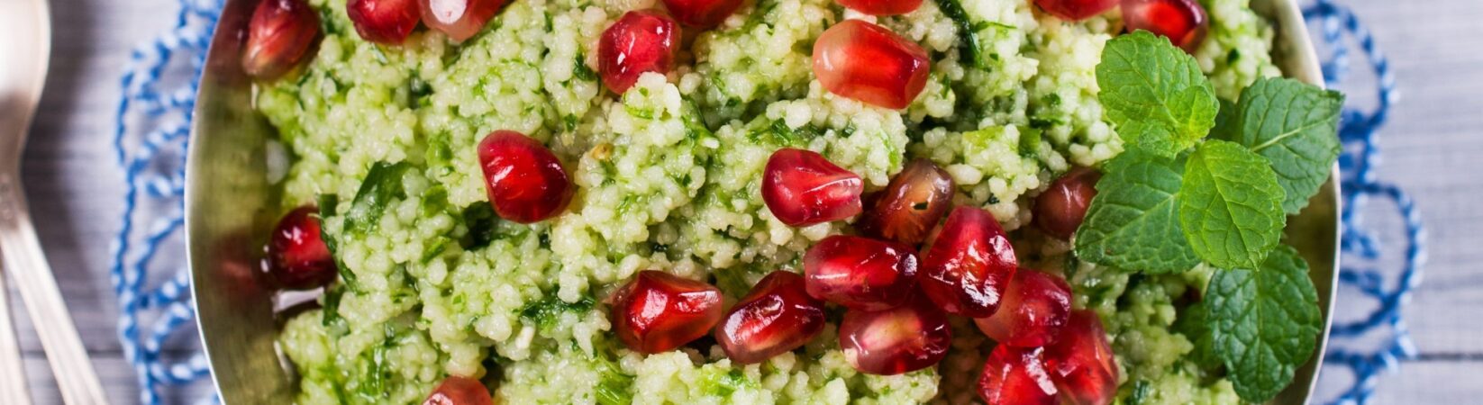 Couscous mit Zucchini, Minze und Granatapfelkernen