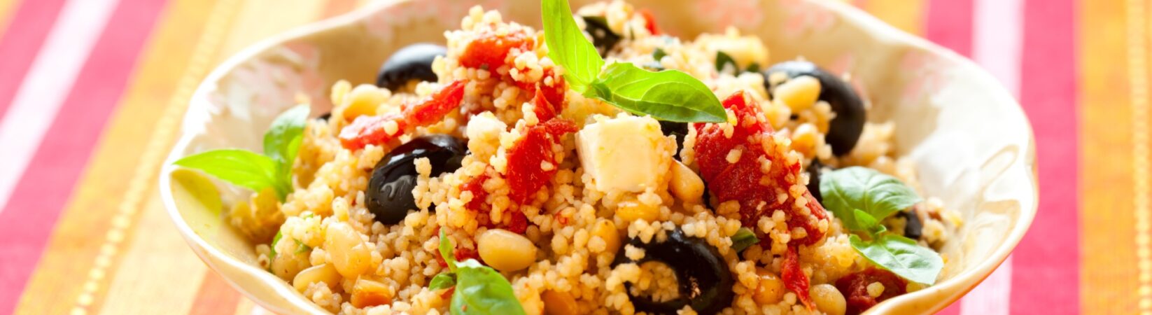 Couscoussalat mit Feta, Oliven und getrockneten Tomaten