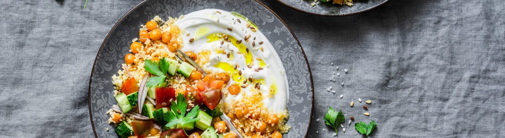 Couscous mit Kichererbsen, Gurkensalat und Sesamjoghurt