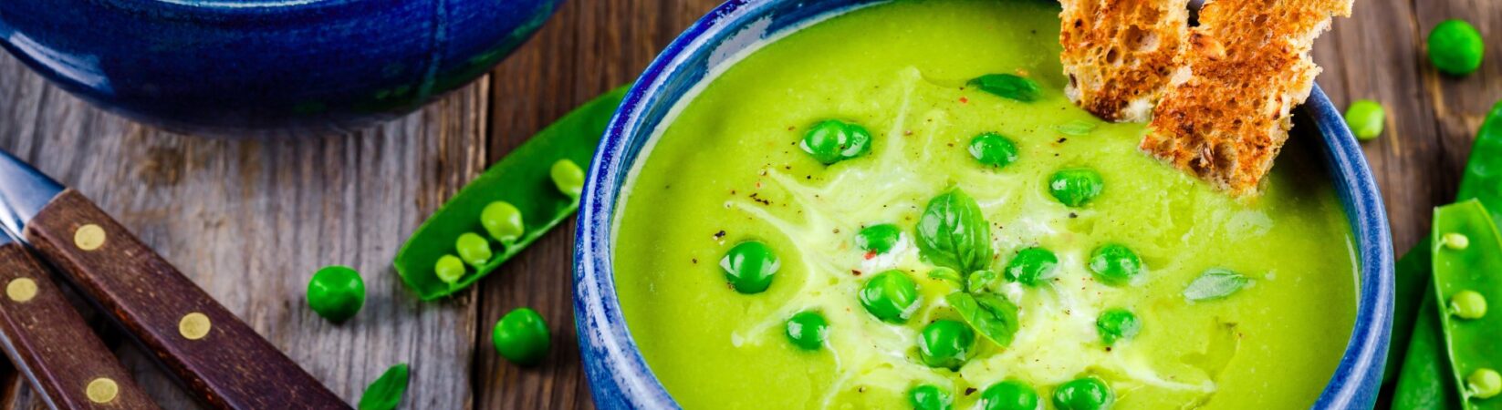 Cremige Erbsensuppe mit saurer Sahne