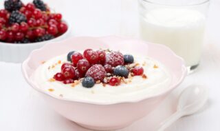 Cremiger Joghurt mit Beeren