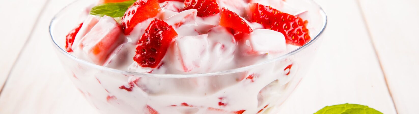 Cremiger Sahnejoghurt mit Erdbeeren