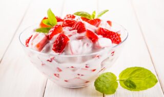 Cremiger Sahnejoghurt mit Erdbeeren