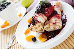 Crêpe mit Blaubeeren und getrockneten Aprikosen