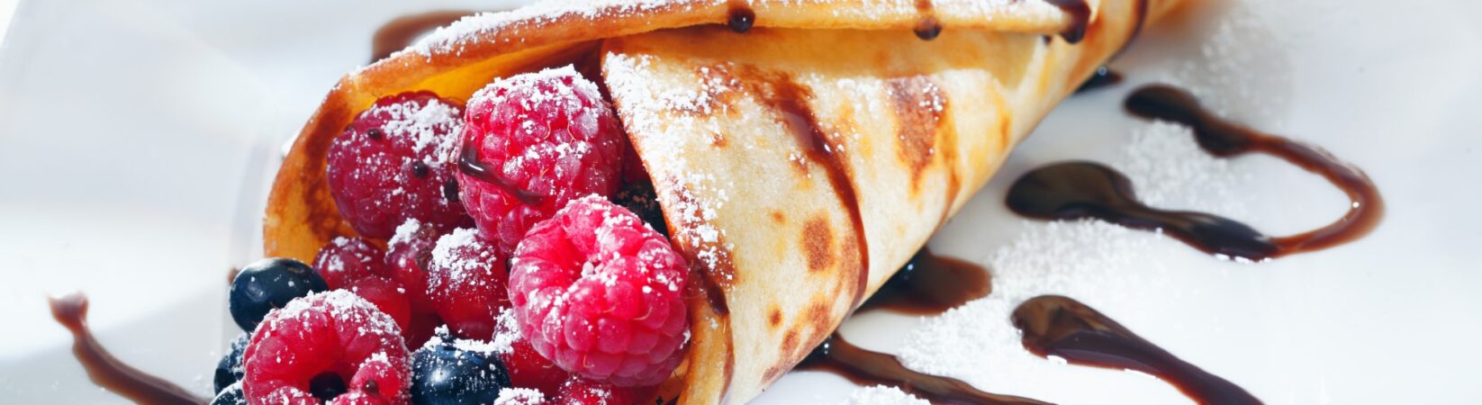 Crêpe mit roter Grütze und Beeren