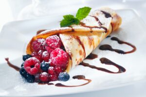 Crêpe mit roter Grütze und Beeren