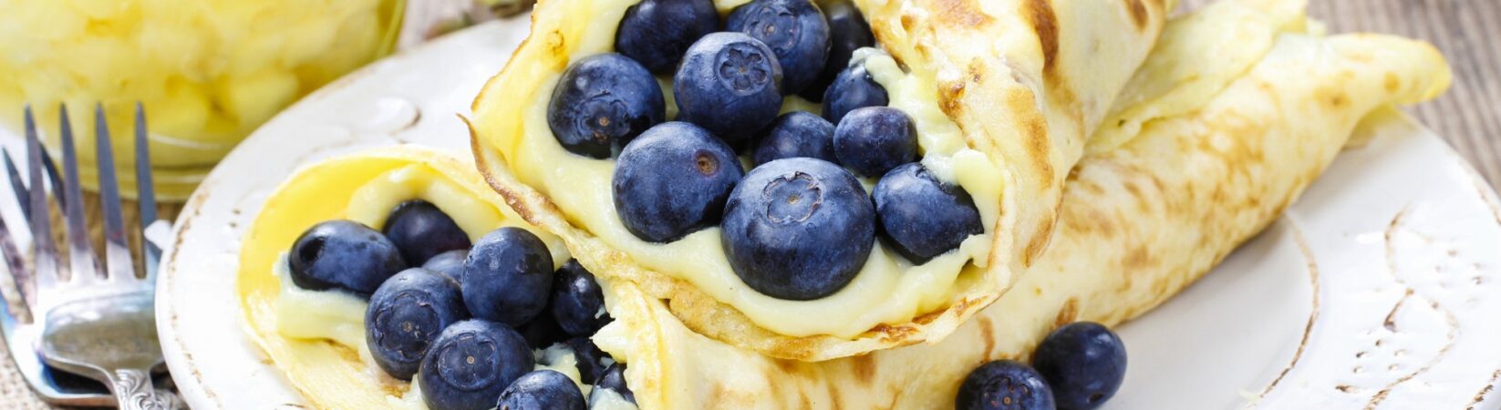 Crêpes mit Blaubeeren und Joghurtcreme