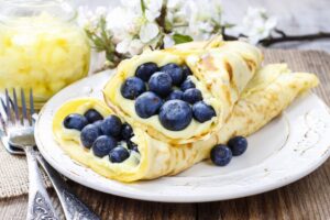 Crêpes mit Blaubeeren und Joghurtcreme