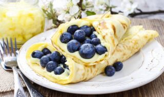 Crêpes mit Blaubeeren und Joghurtcreme