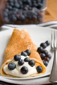 Crêpe mit veganer Quarkcreme und Blaubeeren