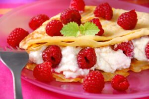 Crêpe mit Quarkcreme und Himbeeren