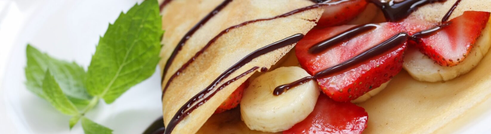 Crêpes mit Schokolade, Bananen und Erdbeeren