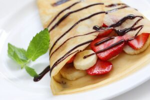 Crêpes mit Schokolade, Bananen und Erdbeeren