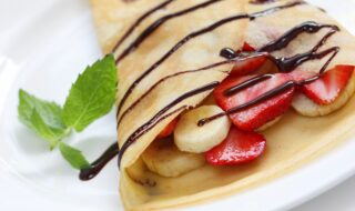 Crêpes mit Schokolade, Bananen und Erdbeeren