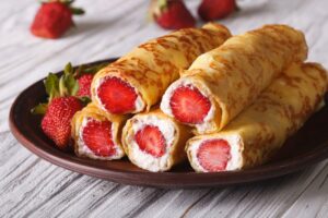 Crêpe mit Erdbeeren und Quarkcreme