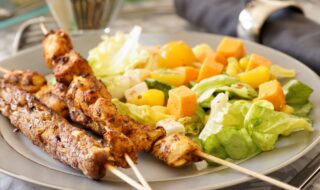 Curry-Hühnerspieß mit Chili-Mango-Salat Curry-Hühnerspieß mit Chili-Mango-Salat