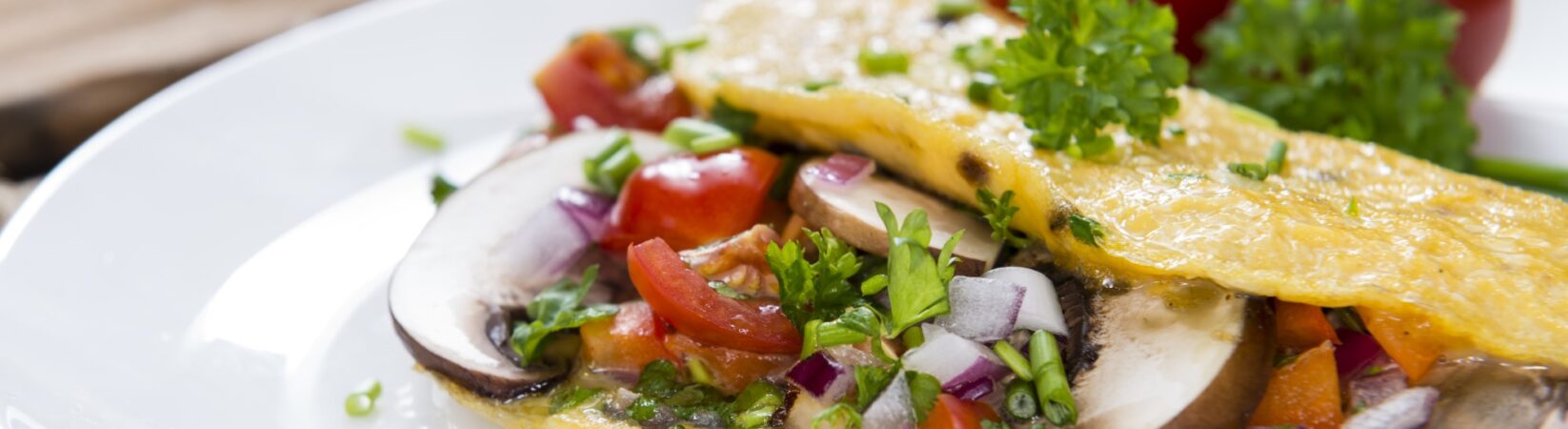 Deftiger Eierkuchen mit Tomatensalat und Champignons