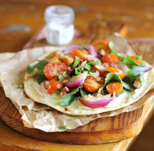 Dinkel-Flammkuchen mit Feta, Tomaten und Schinkenspeck