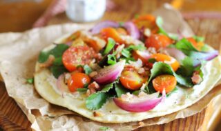 Dinkel-Flammkuchen mit Feta, Tomaten und Schinkenspeck Dinkel-Flammkuchen mit Feta, Tomaten und Schinkenspeck