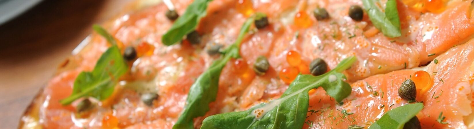 Dinkel-Flammkuchen mit Lachs und Tomaten-Rucolasalat