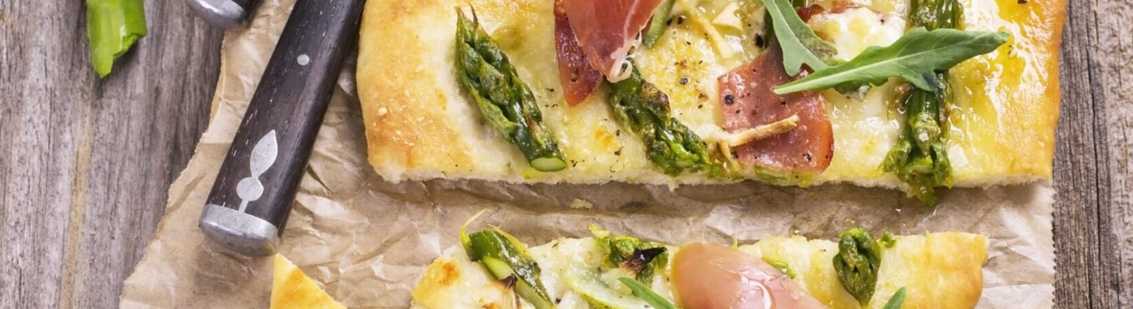 Dinkel-Flammkuchen mit Parmaschinken und Spargel