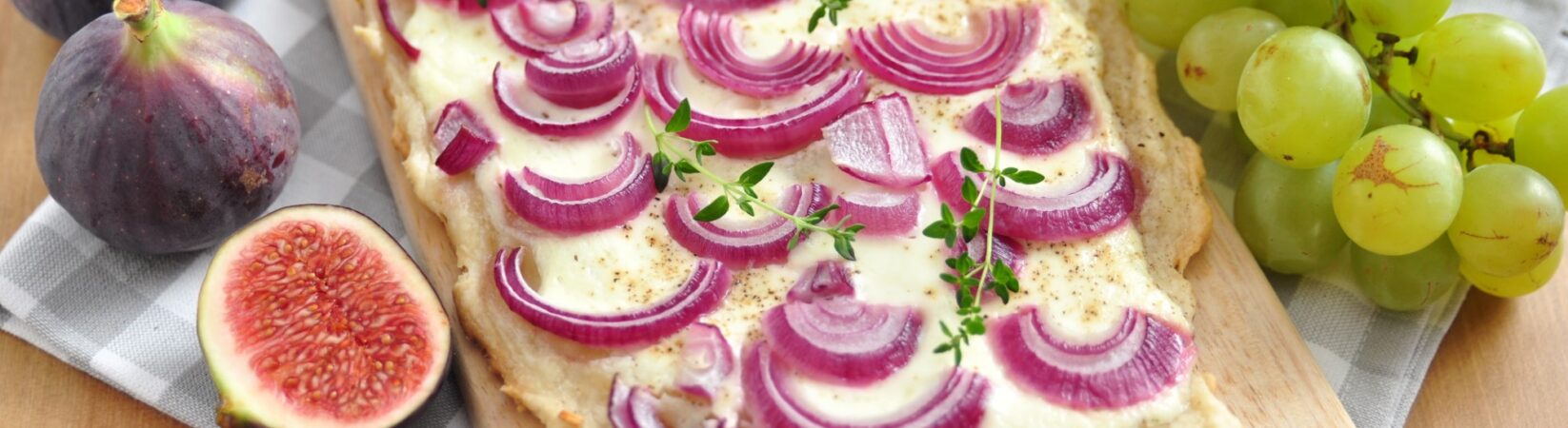 Dinkel-Flammkuchen mit Schalotten, Weintrauben und Feige