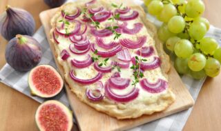 Dinkel-Flammkuchen mit Schalotten, Weintrauben und Feige