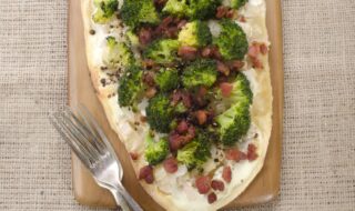 Dinkel-Flammkuchen mit Schinkenwürfel und Brokkoli Dinkel-Flammkuchen mit Schinkenwürfel und Brokkoli