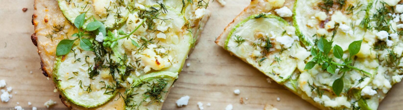 Dinkel-Flammkuchen mit Zucchini und Feta