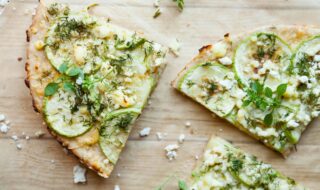 Dinkel-Flammkuchen mit Zucchini und veganem Feta Dinkel-Flammkuchen mit Zucchini und veganem Feta