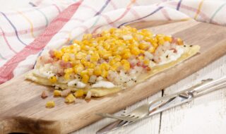 Flammkuchen mit Mais, Zwiebel- und Schinkenwürfeln Flammkuchen mit Mais, Zwiebel- und Schinkenwürfeln