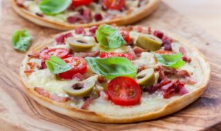 Mediterraner Dinkel-Flammkuchen Mediterraner Dinkel-Flammkuchen
