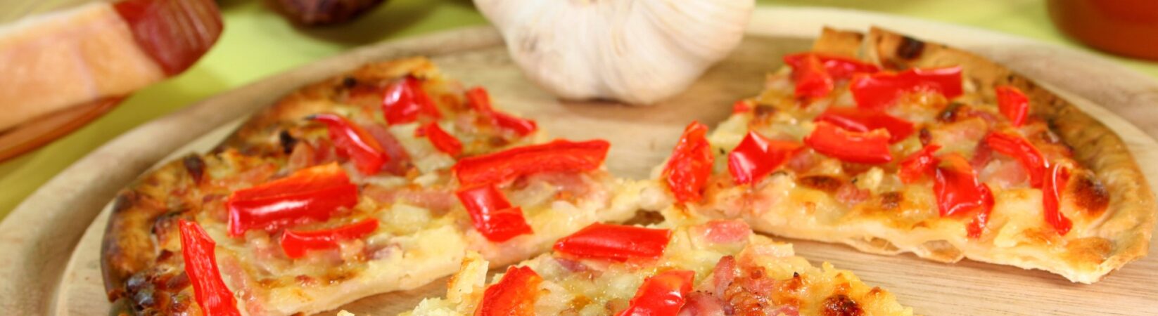 Flammkuchen mit Zwiebeln, Paprika und Schinkenwürfel