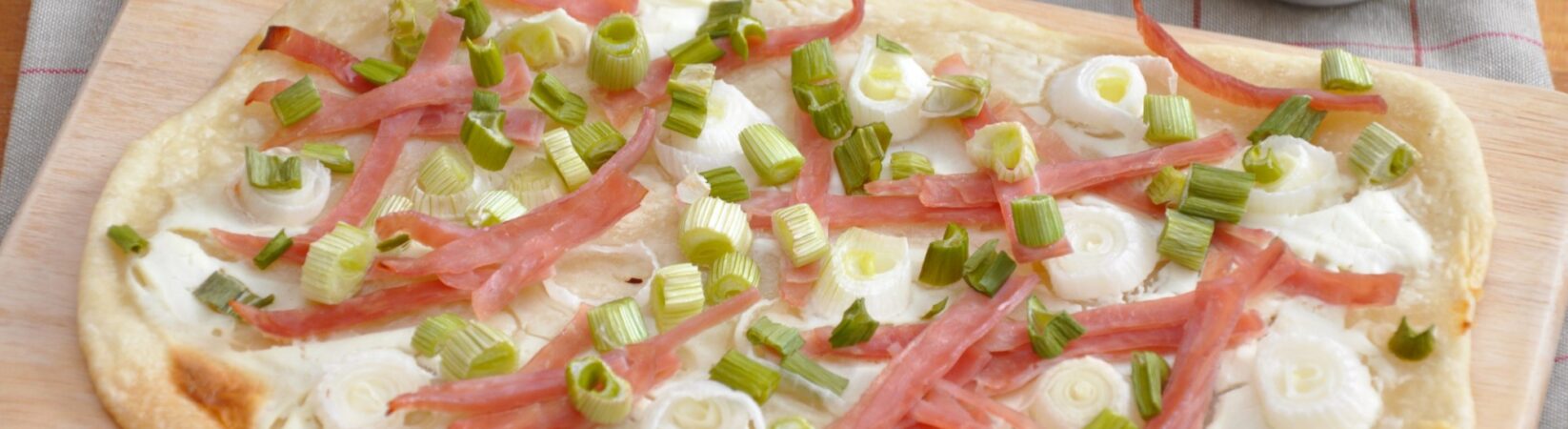 Flammkuchen mit Schinken, Zwiebeln und Salat