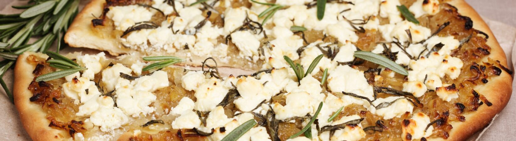 Dinkel-Pizza mit Zwiebeln und Feta