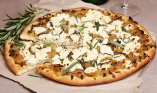 Pizza mit Zwiebeln und veganen Feta Pizza mit Zwiebeln und veganen Feta